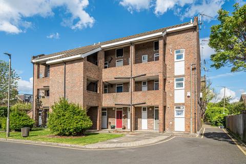 37 Willow Tree Close, London, SW18 3EL