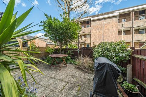 37 Willow Tree Close, London, SW18 3EL