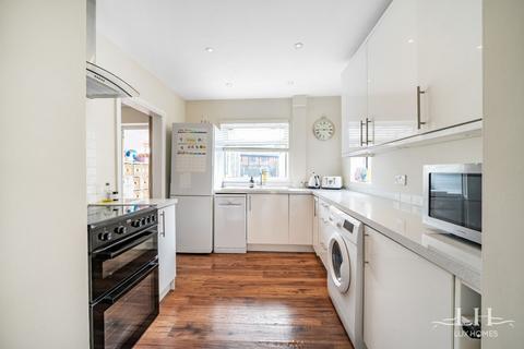 10 Bouchier Walk, Rainham, RM13 7HL