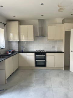 1 bedroom in a house share to rent, Trelawney Road, Ilford. IG6