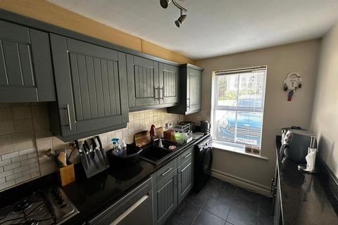 3 bedroom semi-detached house to rent, Paslew Court, East Morton