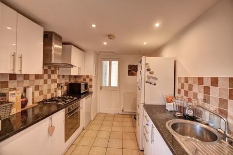 2 bedroom apartment for sale, Sea Road, Fulwell