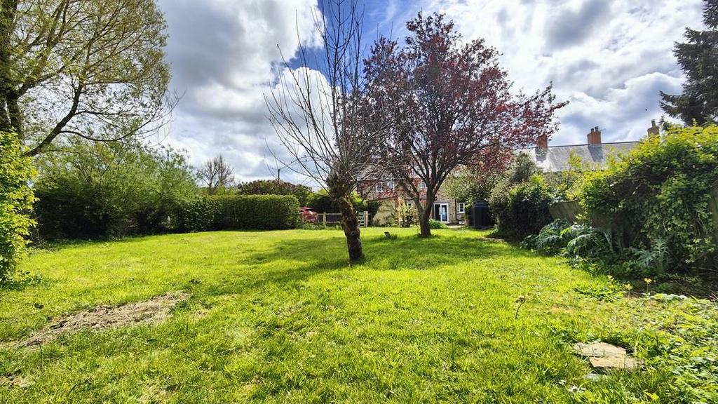 Round Chimneys, Glanvilles Wootton... 4 bed terraced house £445,000