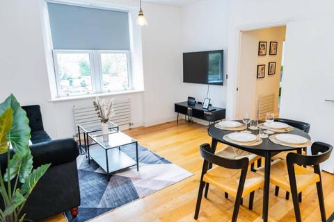 2 bedroom flat for sale, The Lodge, Ealing, London, W5