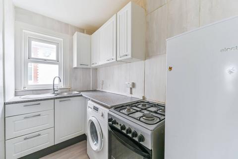2 bedroom flat to rent, St James Road, Sutton, SM1