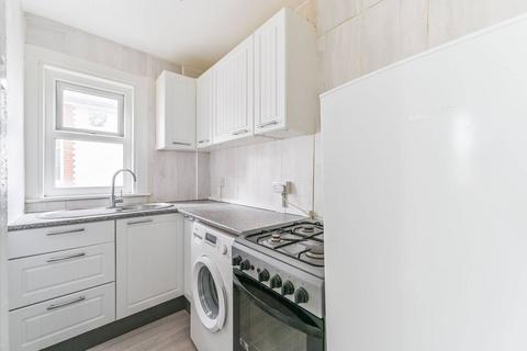 2 bedroom flat to rent, St James Road, Sutton, SM1