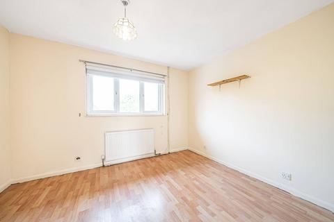 2 bedroom end of terrace house to rent, Ruskin Way, Colliers Wood, London, SW19