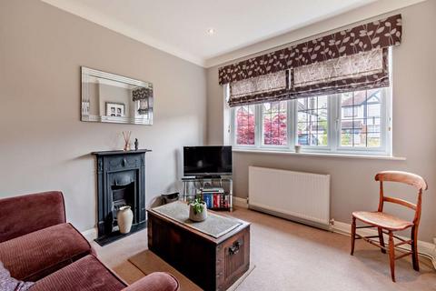 38 Oak Hill, Epsom, KT18 7BT