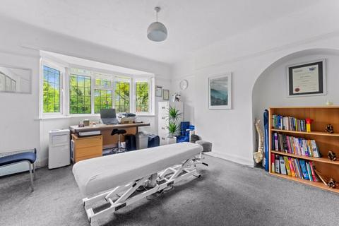 1 Parkdale Crescent, Worcester Park, KT4 7QF