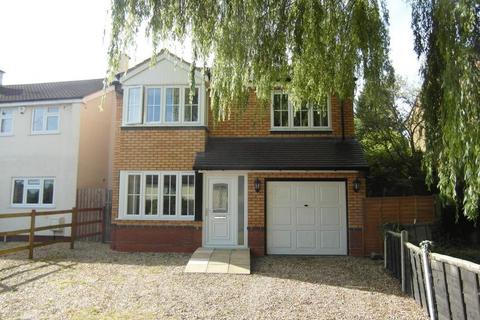 4 bedroom detached house to rent, Droitwich Road, Hanbury.