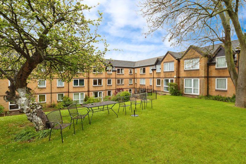 142 Kings Head Hill, Chingford E4 1 bed flat for sale £110,000