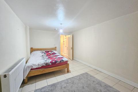 1 bedroom flat to rent, Holly Road, Twickenham, TW1