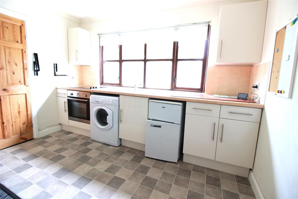 Newcourt, Cowley, Middlesex 1 bed flat £970 pcm (£224 pw)