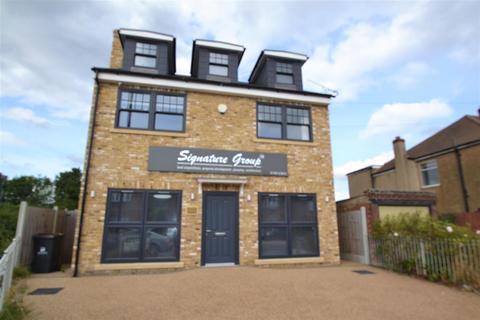2 bedroom apartment to rent, Station Road, Gidea Park.