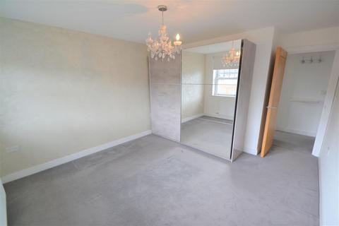 2 bedroom apartment to rent, Station Road, Gidea Park.