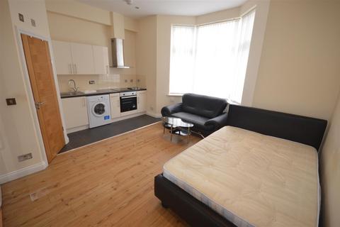 Studio to rent, Fosse Road North, Leicester