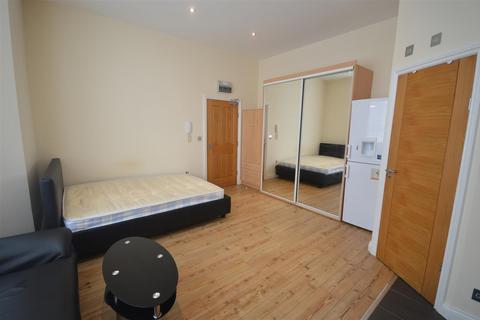 Studio to rent, Fosse Road North, Leicester