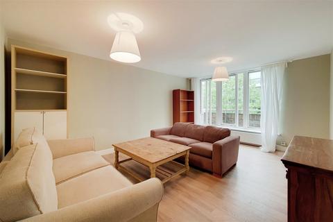 3 bedroom flat to rent, Chesterton Square, Pembroke Road