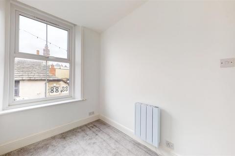 2 bedroom flat to rent, High Street, Swanage