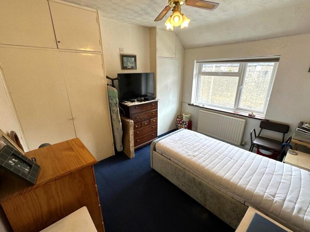 Bed2.jpg