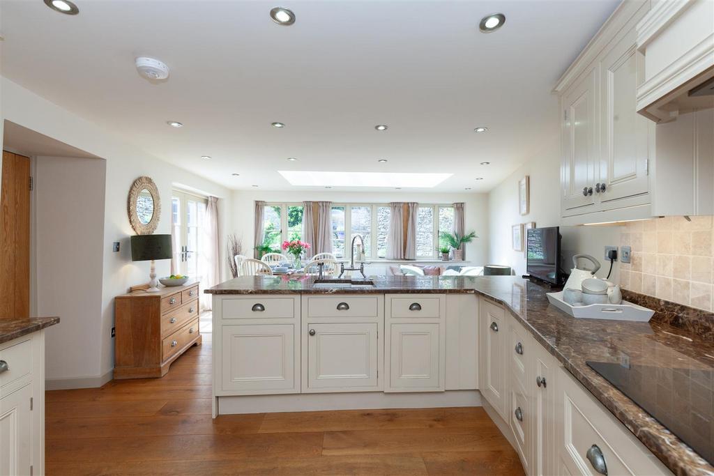 Kitchen   Dining Area 4.jpg