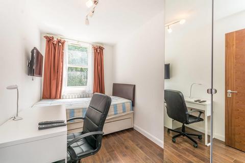 3 bedroom flat to rent, Carburton Street, London