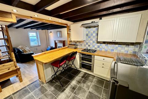2 bedroom terraced house to rent, Abererch Road, Pwllheli