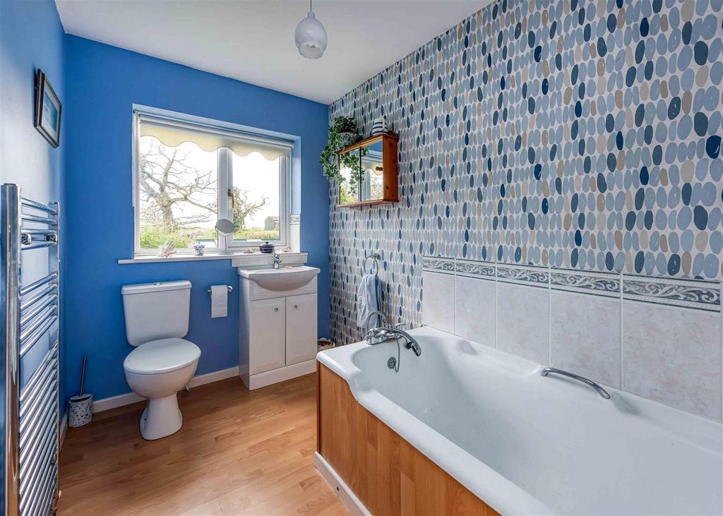 Leafields Farm-annex bathroom.jpg