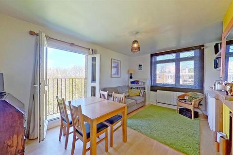 1 bedroom flat for sale, Strathdon Drive, London