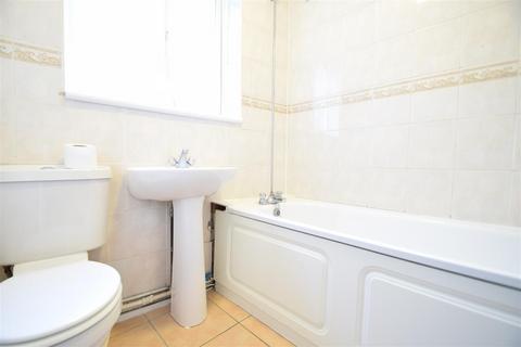 2 bedroom house to rent, Pettits Lane North Two Bed Flat