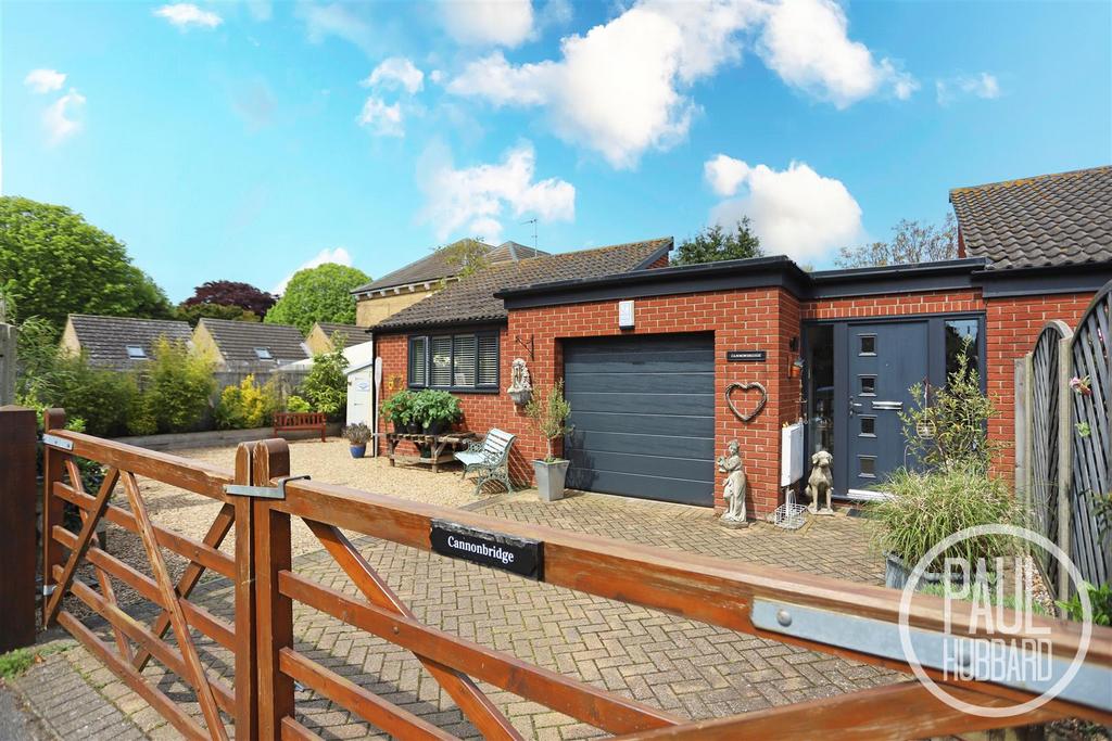 Grand Avenue, Pakefield, Suffolk 3 bed detached bungalow for sale £