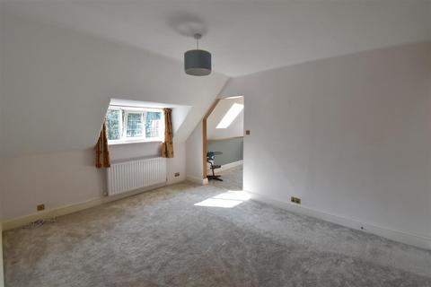 2 bedroom flat to rent, Lovelace Road, Long Ditton
