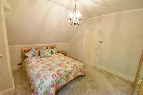 2 bedroom flat to rent, Lovelace Road, Long Ditton
