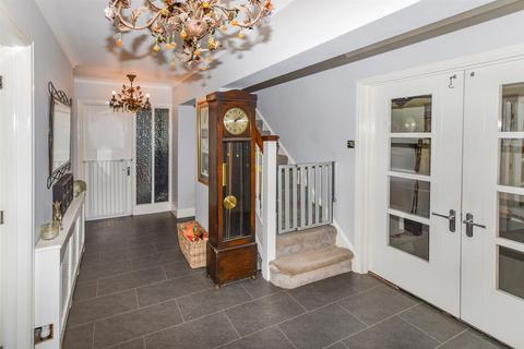 5 bedroom detached house for sale, Cherrymeade, Thundersley