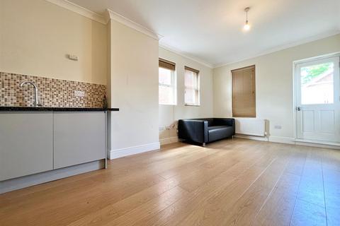 3 bedroom apartment to rent, New Wanstead, London E11
