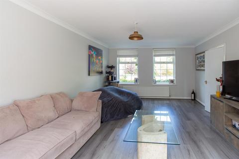 4 bedroom detached house to rent, Frankton Avenue, Haywards Heath