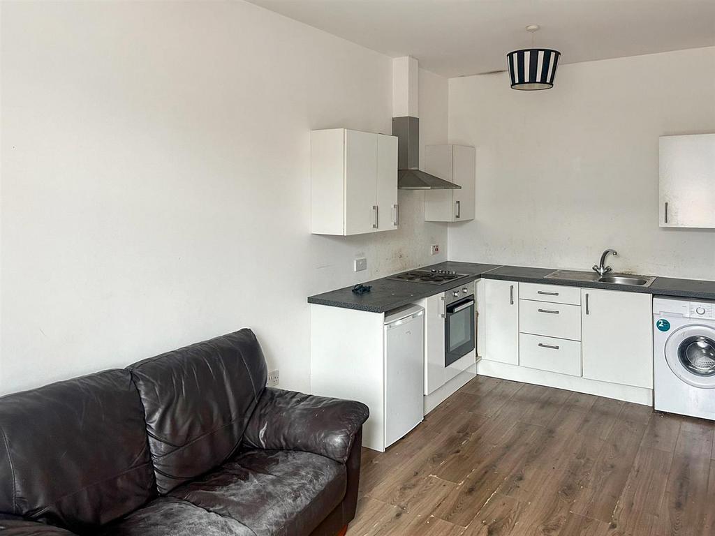 Open Plan Living Room / Kitchen:
