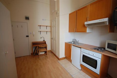 Studio to rent, St Georges Drive, London SW1V