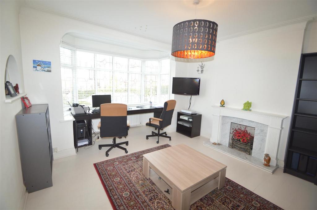 Mountain Ash Close, Chigwell 3 bed house £2,300 pcm (£531 pw)