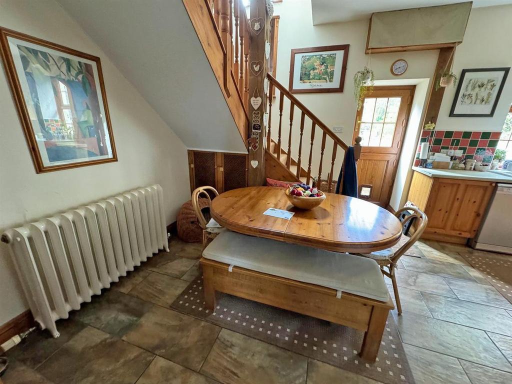 Spacious kitchen/ dining room