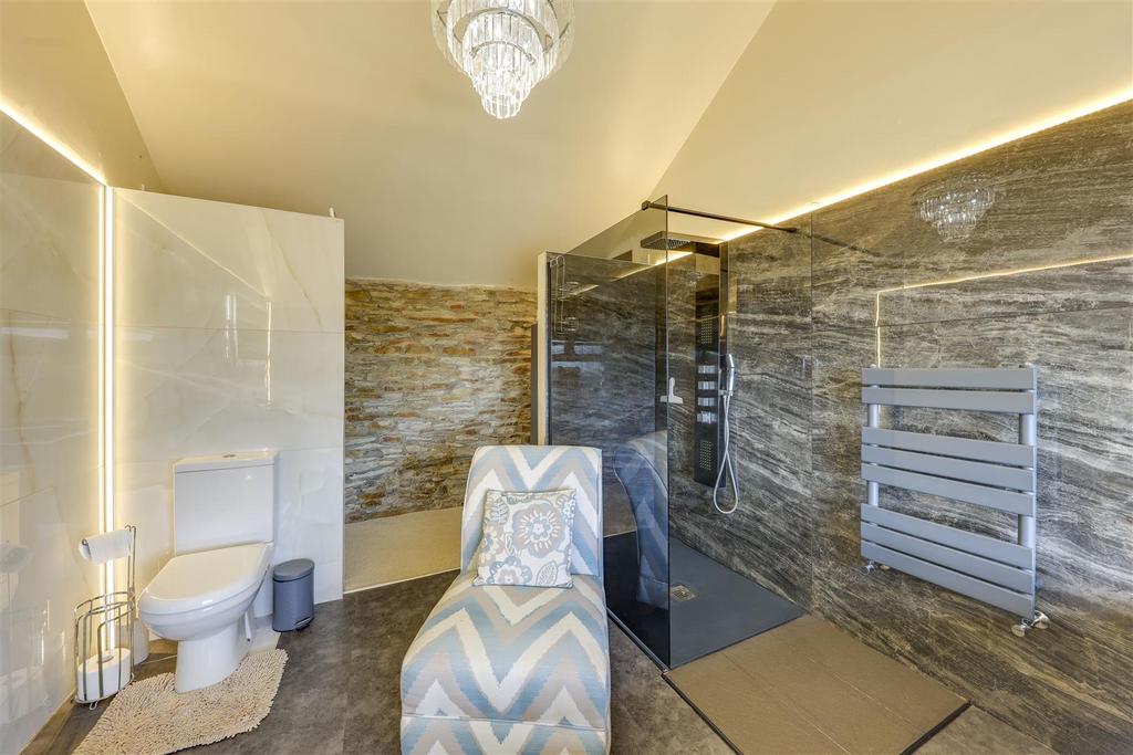 En Suite Bathroom Alt 2