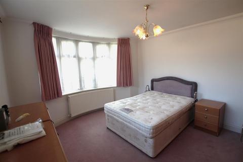 2 bedroom bungalow to rent, Gerrard Crescent, Brentwood