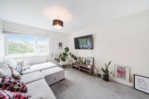 2 bedroom apartment for sale, Deepdene Close, Snaresbrook