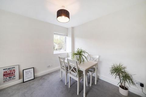 2 bedroom apartment for sale, Deepdene Close, Snaresbrook