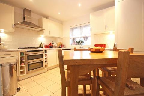 2 bedroom flat for sale, Nower Close West, Dorking, Surrey, RH4