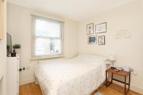 1 bedroom flat for sale, Wadham Road, London