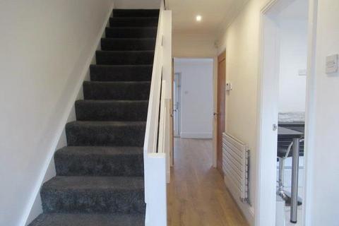 3 bedroom end of terrace house to rent, Church Place, Leeds LS25