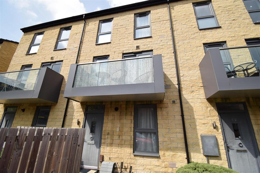Carnforth Avenue, Wakefield WF1 2 bed townhouse £950 pcm (£219 pw)