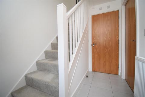 2 bedroom townhouse to rent, Carnforth Avenue, Wakefield WF1