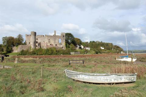 undefined, Clos Hugdon, Laugharne